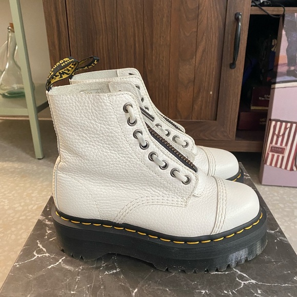 DR MARTEN’S SINCLAIR BOOT - WHITE - US 5 - Picture 3 of 6